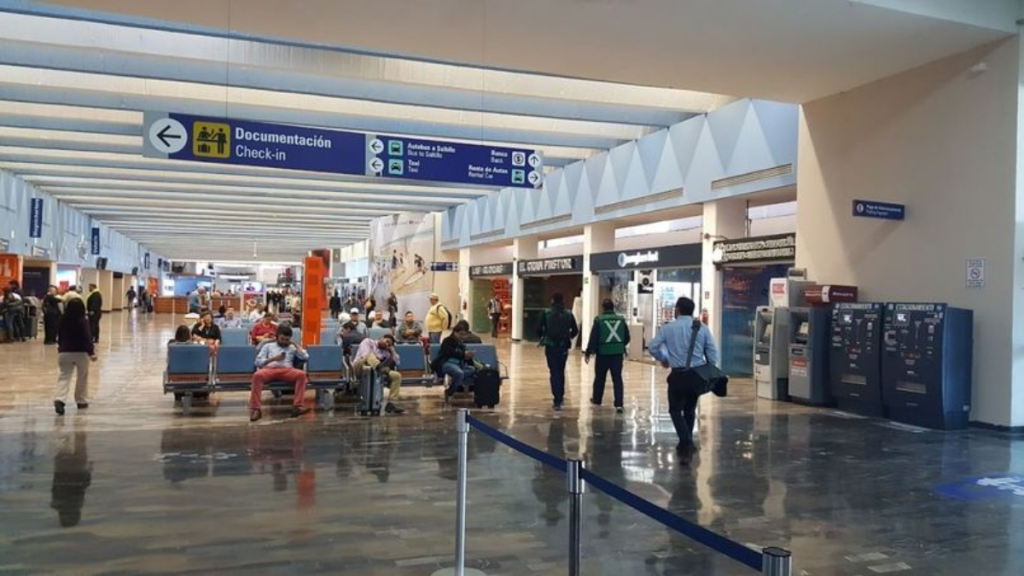 Usuarios padecen fallas en el Aeropuerto Internacional de Monterrey.