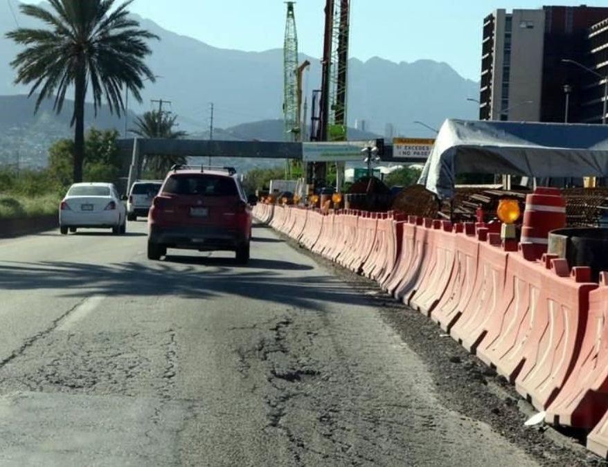 riesgo vial, deterioro de pavimento, Av. Constitución, carril exprés