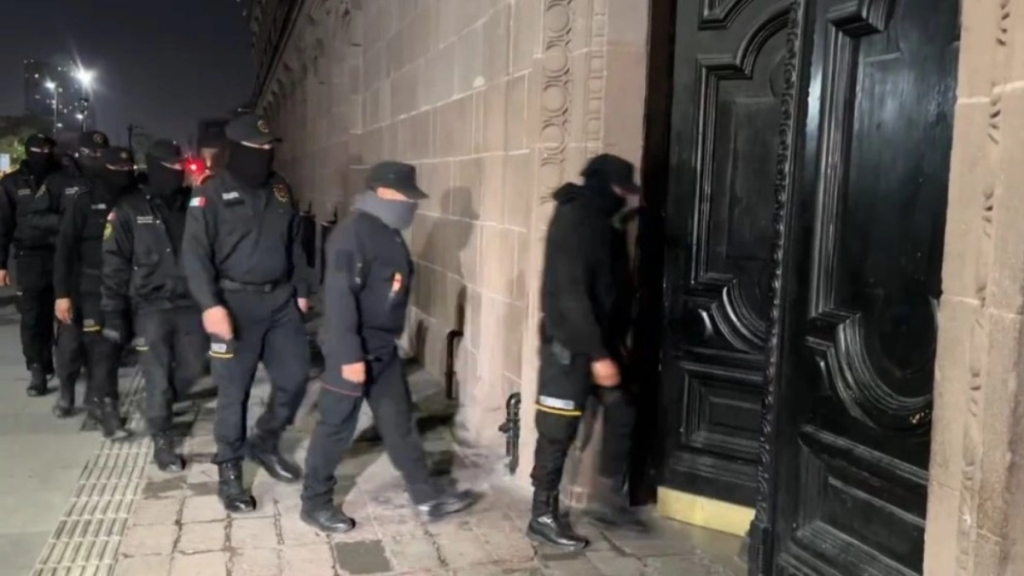 Fuerza Civil desplegó agentes antimotines en el Palacio de Gobierno