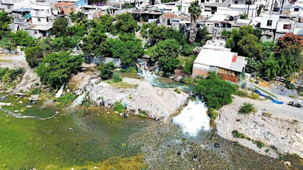 AyD no detiene desperdicio de agua limpia en Monterrey.