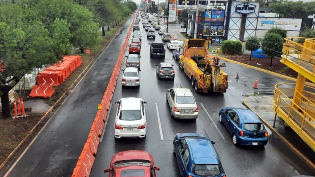 Cierran carriles centrales de Miguel Alemán por obras del metro.