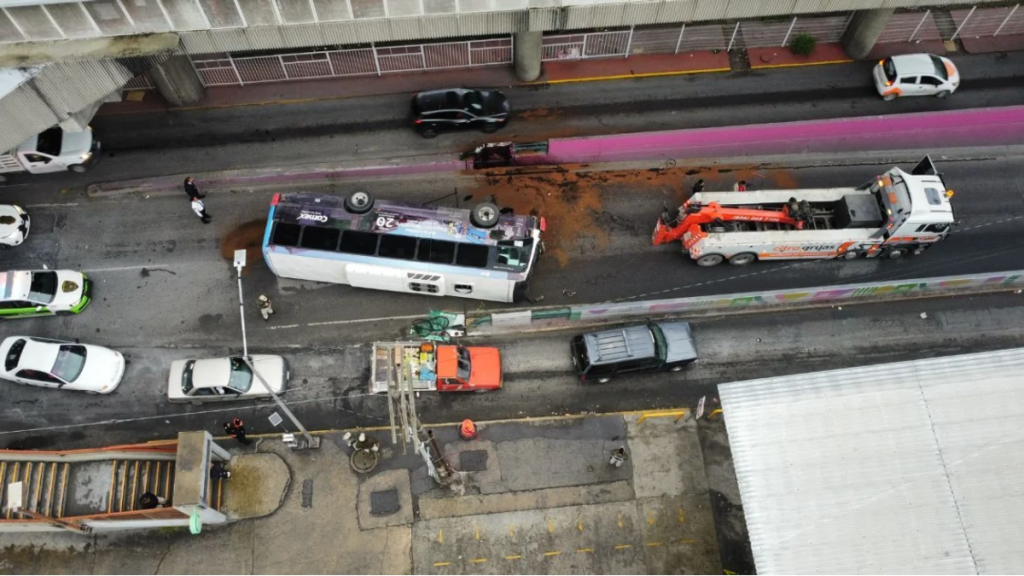 Volcadura de camión urbano en Guadalupe deja 9 heridos y caos vial.