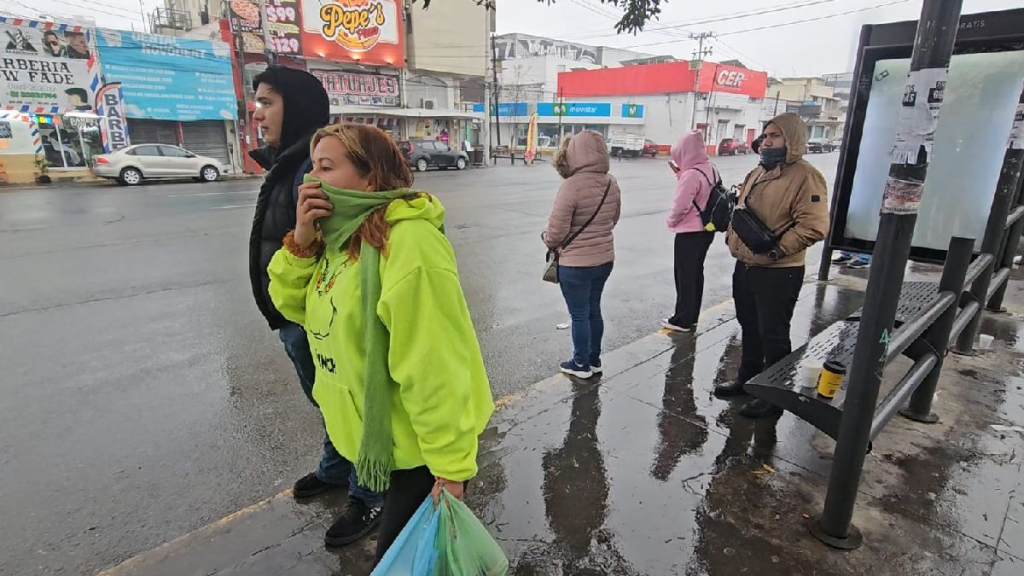 Regios enfrentan largas esperas de transporte en medio del frío extremo.