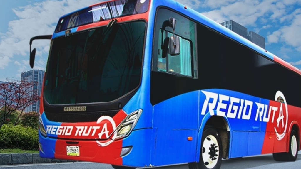 Gobierno de Nuevo León busca cobrar tarifas en rutas municipales y enfrenta crisis financiera en transporte.