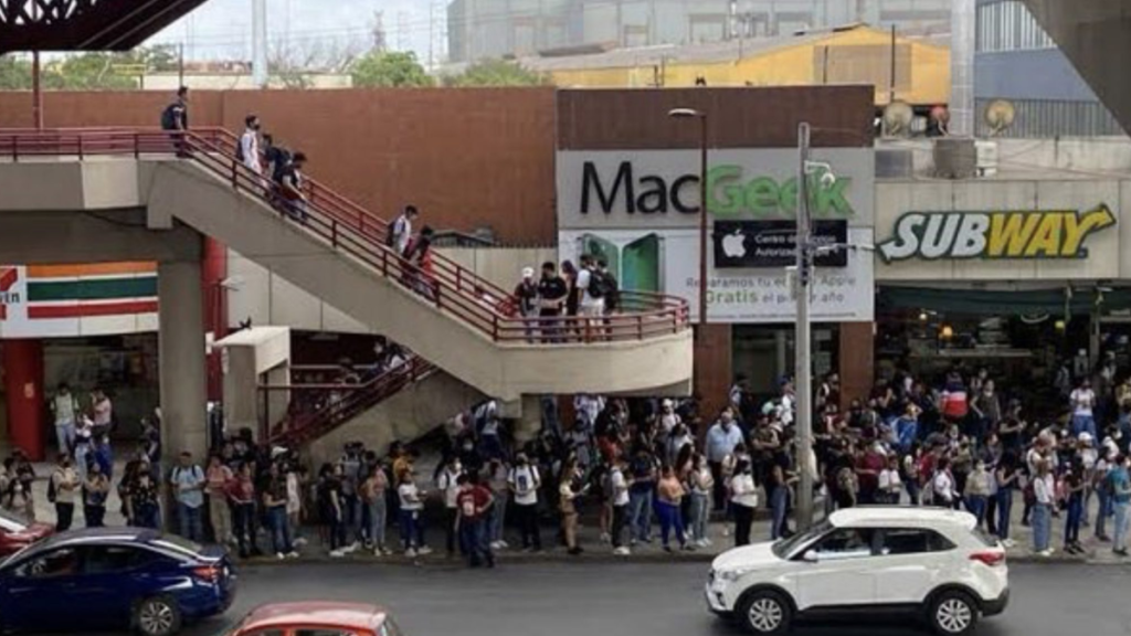 El transporte en Nuevo León sigue colapsado pese a la compra de camiones. Ciudadanos enfrentan filas interminables y hasta seis horas de traslado diario.