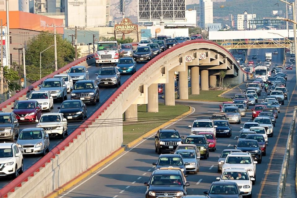 Samuel García admitió que, aunque invertirá 60 mil millones en movilidad, no podrá resolver el tráfico en NL, pero busca mejorar el transporte público.