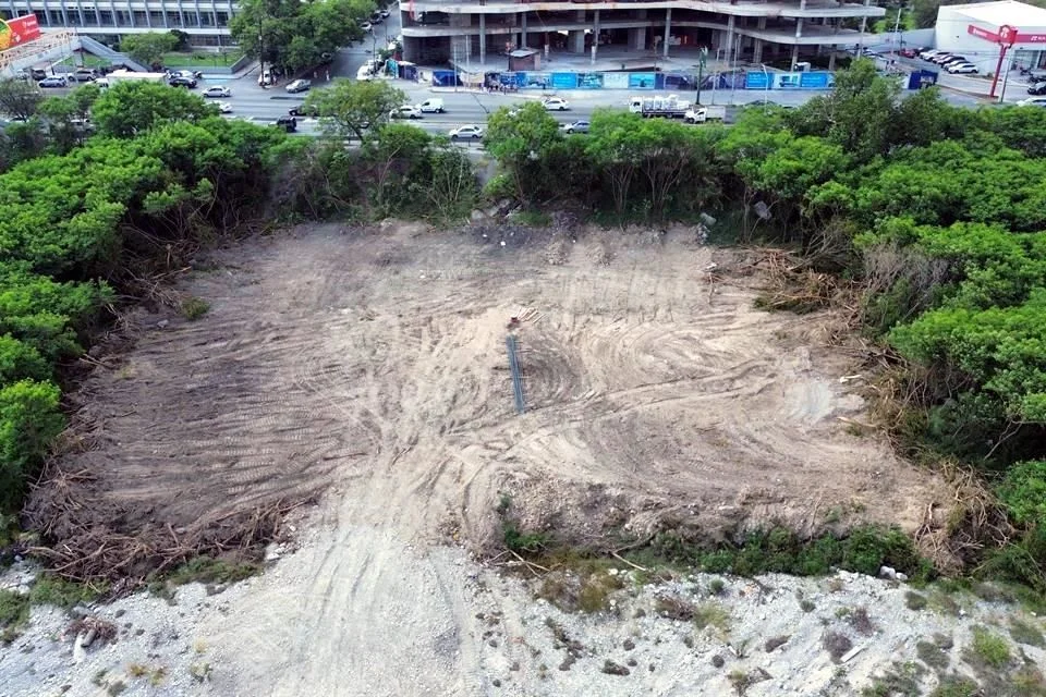A la altura de la Loma Larga, se puede observar un desmonte en el Río Santa Catarina.