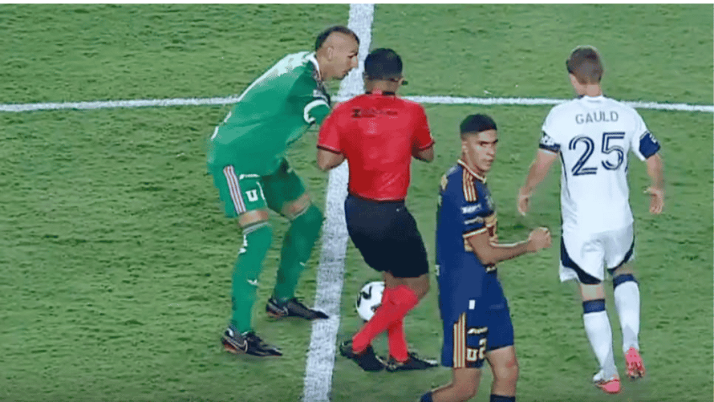 la tarjeta roja a Diego Lainez