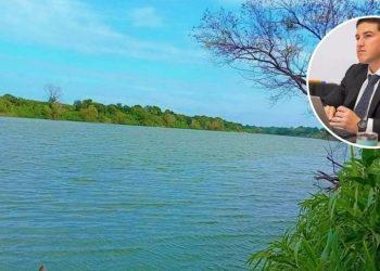 Vista panorámica de un río o presa con vegetación en las orillas y un recuadro con la fotografía del gobernador Samuel García.