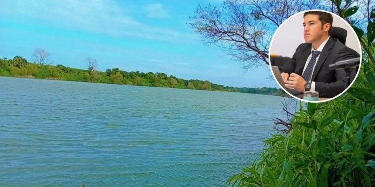 Vista panorámica de un río o presa con vegetación en las orillas y un recuadro con la fotografía del gobernador Samuel García.