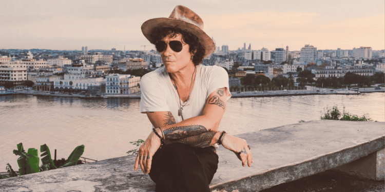 Enrique Bunbury sorprende en México al rescatar un tema histórico de Héroes del Silencio