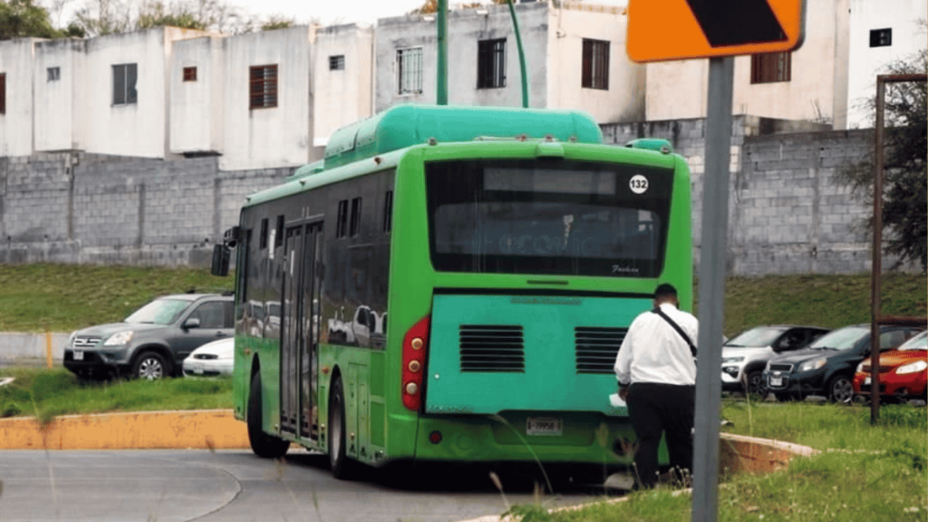 camión verde descompuesto de Samuel García - Código Regio